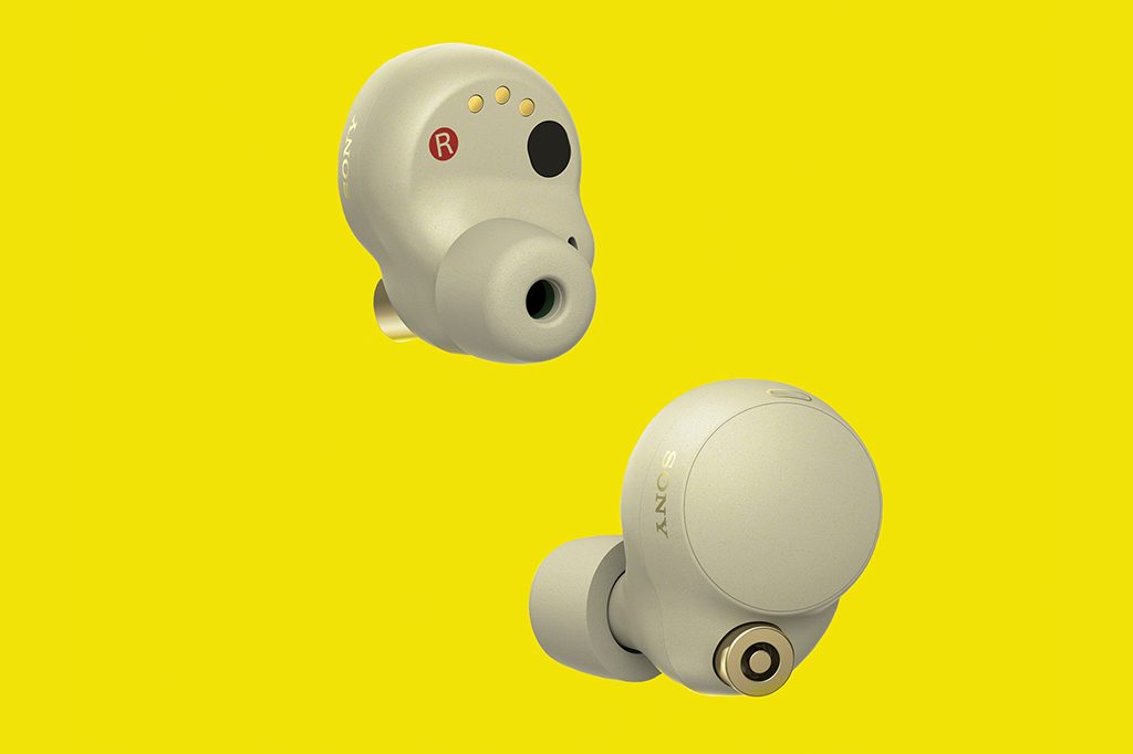 Foto dos fones Sony WF-1000XM4 em um fundo amarelo.