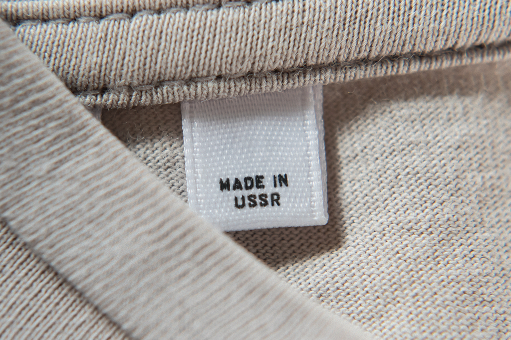 Close em uma etiqueta de camiseta, com os escritos "Made in USSR".