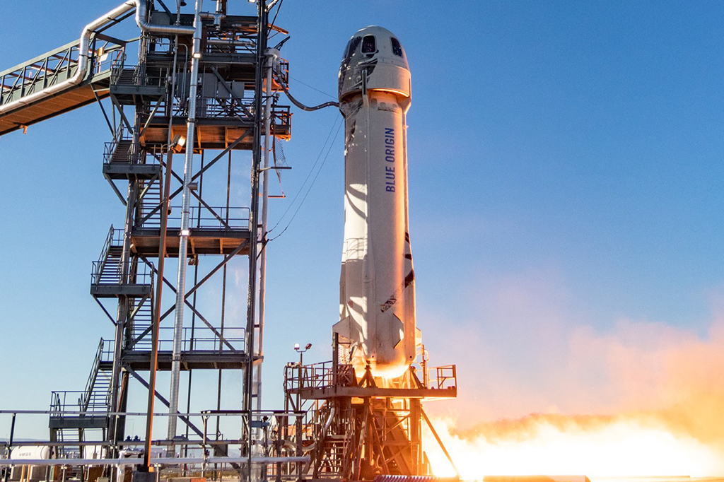 Foto do foguete New Shepard, na plataforma de lançamento.