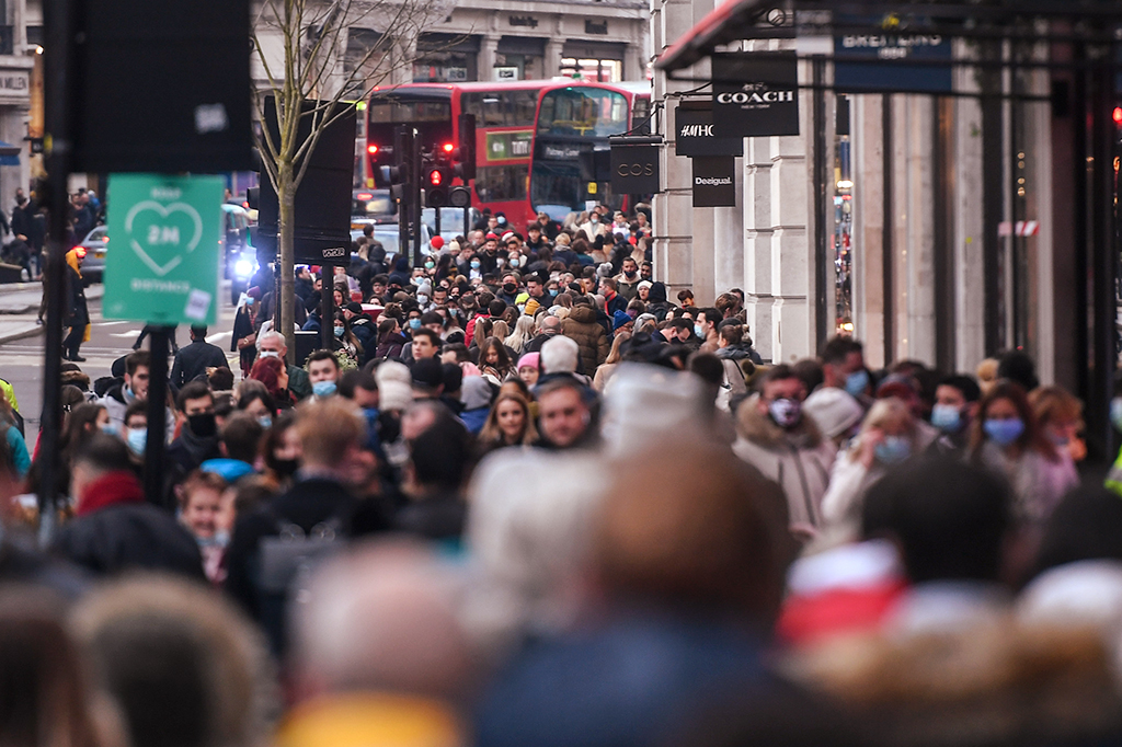 Multidão ocupando a Regent Street, em Londres.