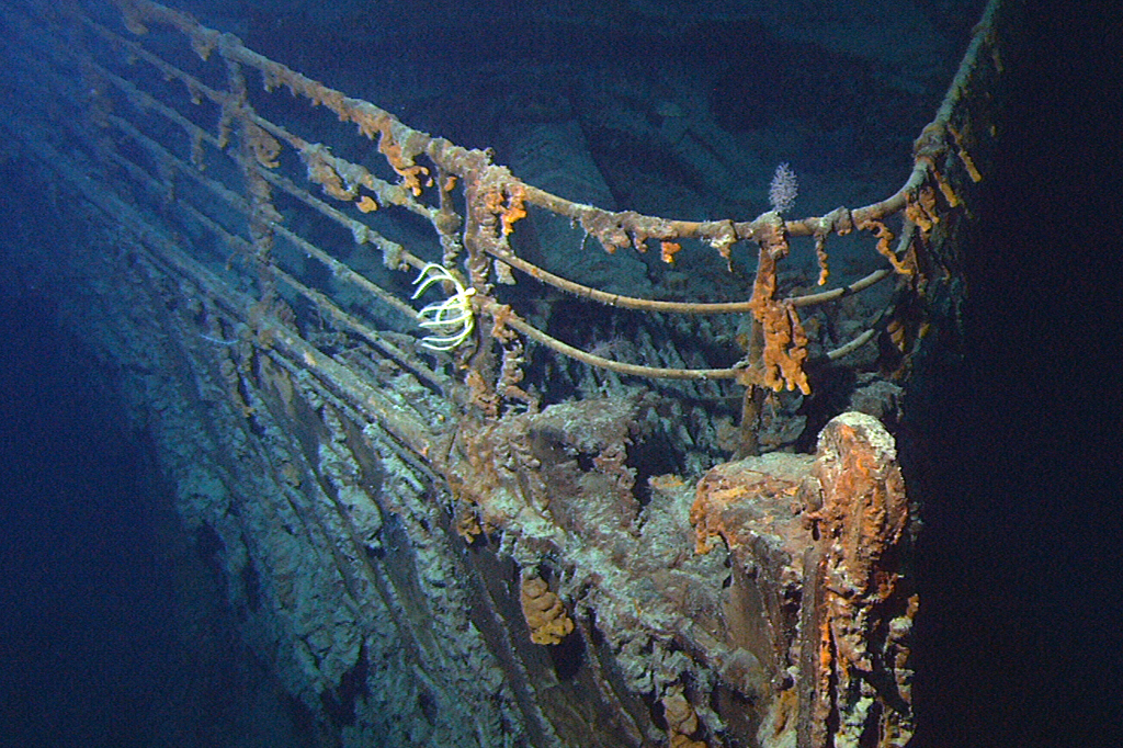Vista da proa do Titanic fotografada em junho de 2004 durante uma expedição de retorno ao naufrágio do Titanic.