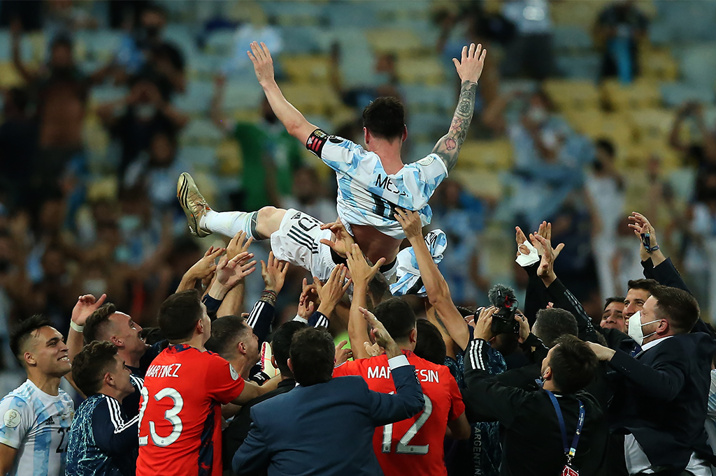 Messi sendo carregado pela equipe após vitória da final.