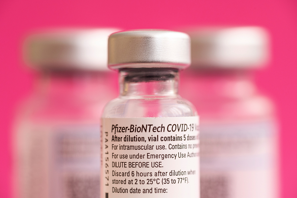 Foto da ampola da vacina Pfizer.