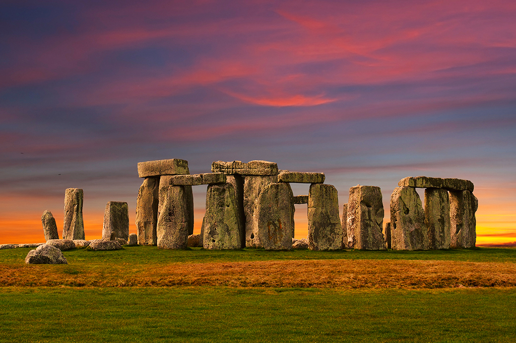 Foto mostrando o Stonehenge no pôr-do-sol.