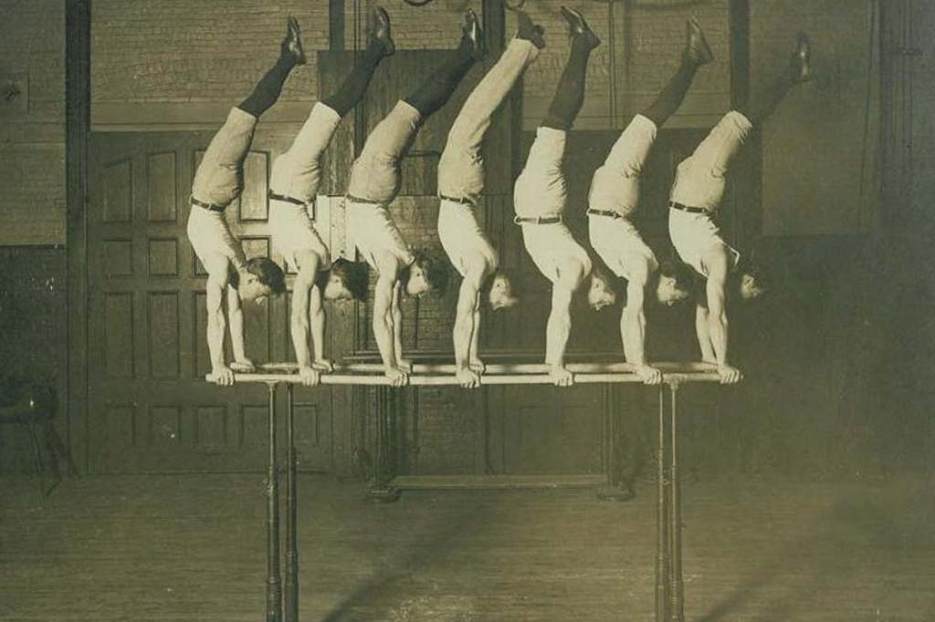 Time de ginástica Concordia Turnverein treinando em 1908. George Eyser, com uma prótese de madeira no lugar da perna, está no centro da figura.