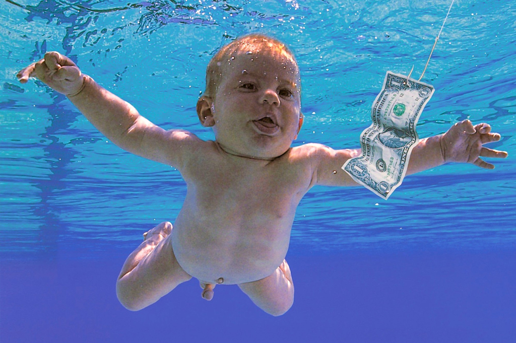 Capa do álbum Nevermind (1991), do Nirvana, que retrata um bebê dentro d'água tentando pegar uma nota de 1 dólar amarrado num anzol.