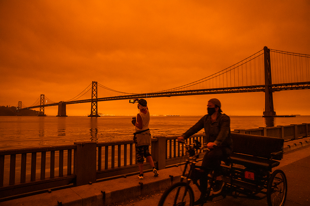 Golden Gate em meio a fumaça que tinge o céu de laranja.