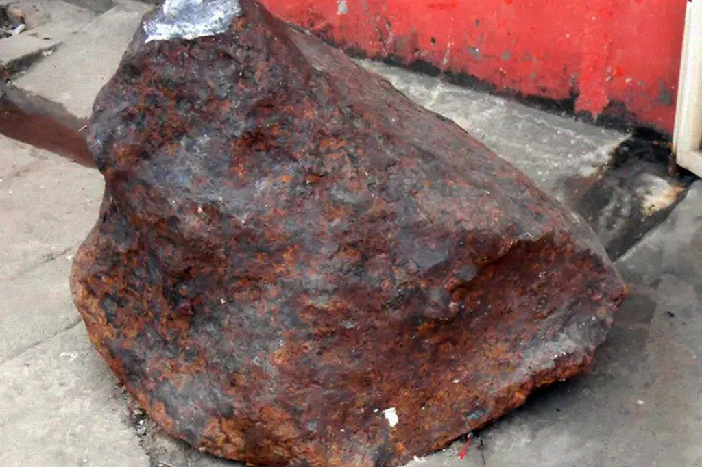 Foto do terceiro maior meteorito do Brasil.