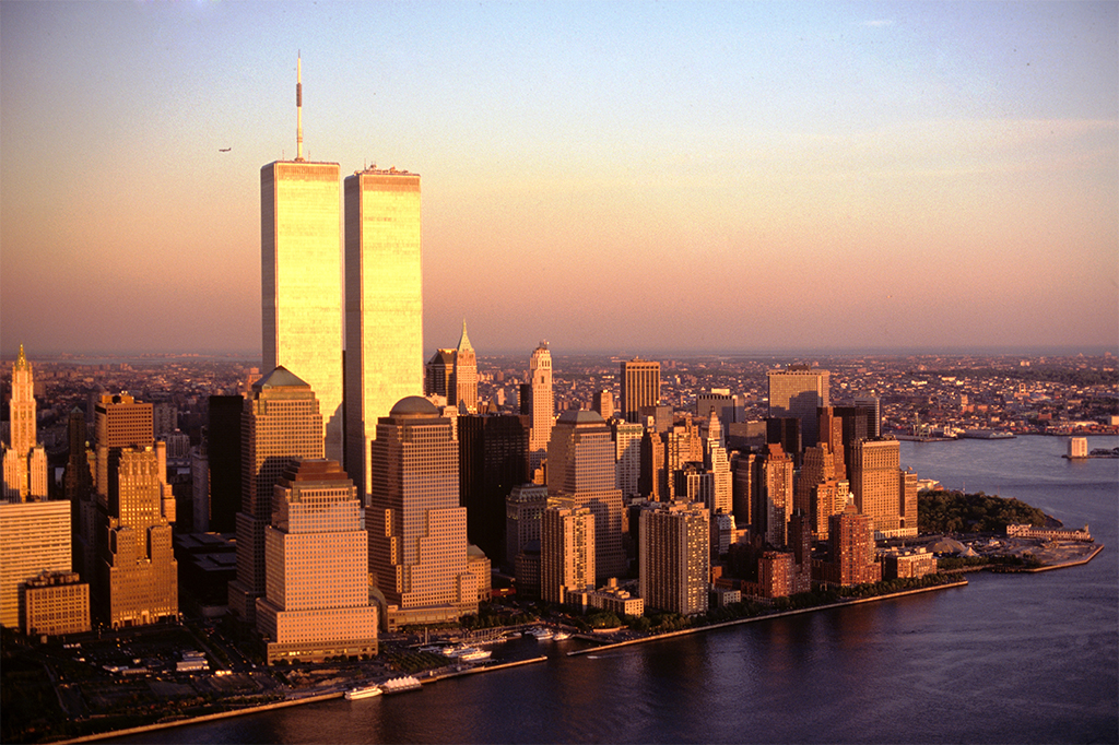 Ilha de Manhattan com as duas torres do World Trade Center em destaque.