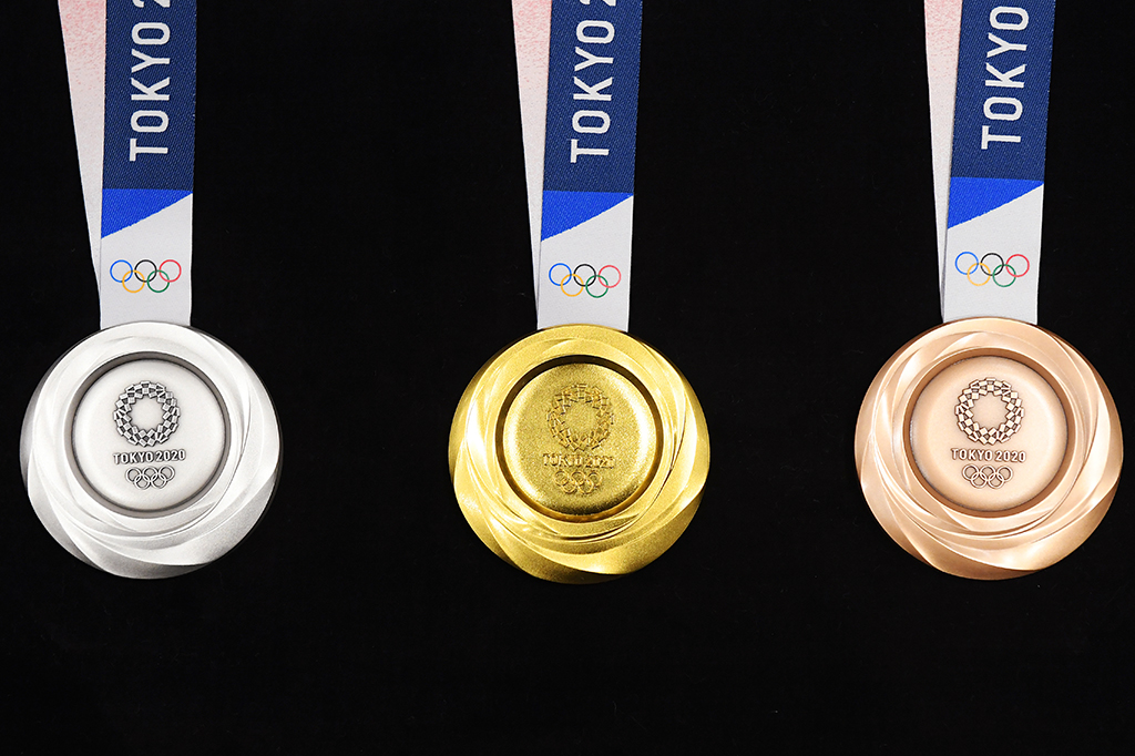 Foto das medalhas de prata, ouro e bronze das Olimpíadas de Tóquio.