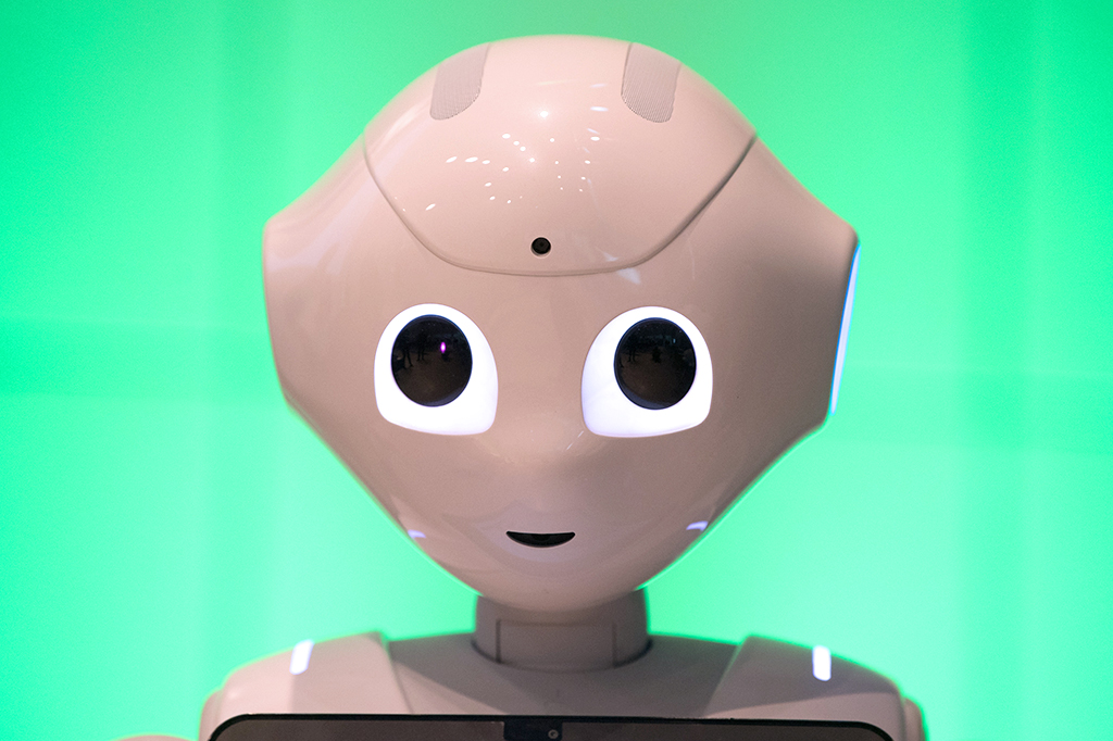 Contato visual com robô influencia tomada de decisões humana, indica estudo