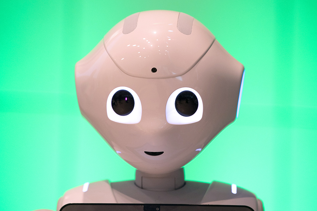 Foto do rosto do robô Pepper.