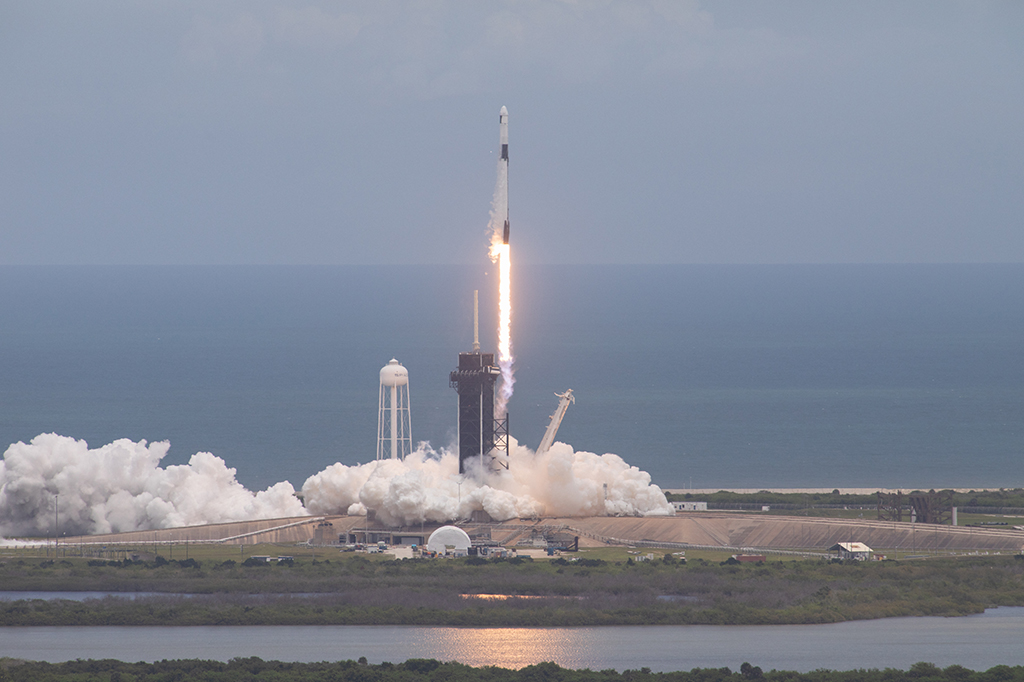 Imagem do foguete Falcon 9 em pleno lançamento