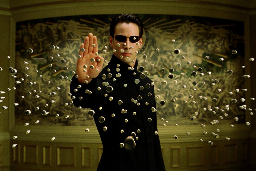 Cena do filme Matrix Reloaded, onde Neo para uma chuva de balas.