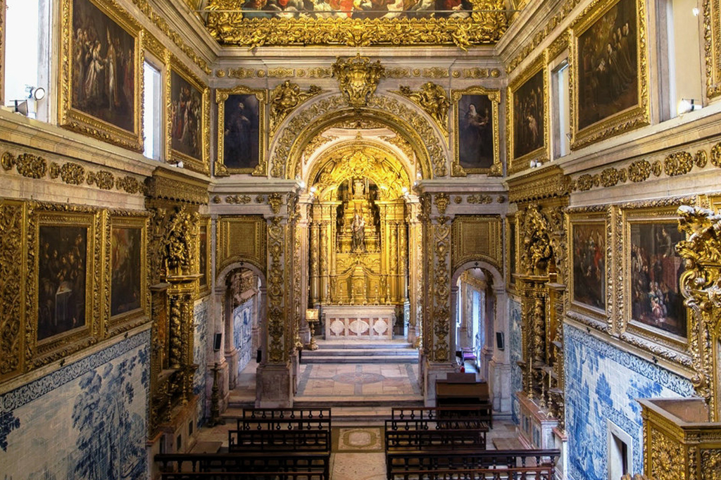 Foto da Igreja da Mãe de Deus / Museu Nacional do Azulejo em Portugal, com vários ornamentos de ouro e azulejos em suas paredes