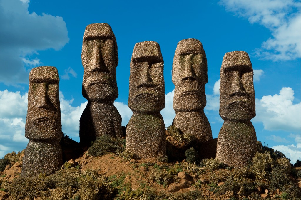 Foto das estátuas da Ilha de Páscoa vistas de frente