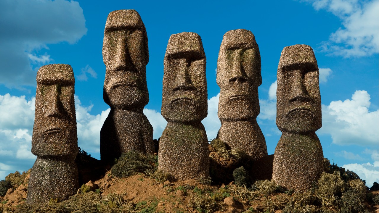Foto das estátuas da Ilha de Páscoa vistas de frente