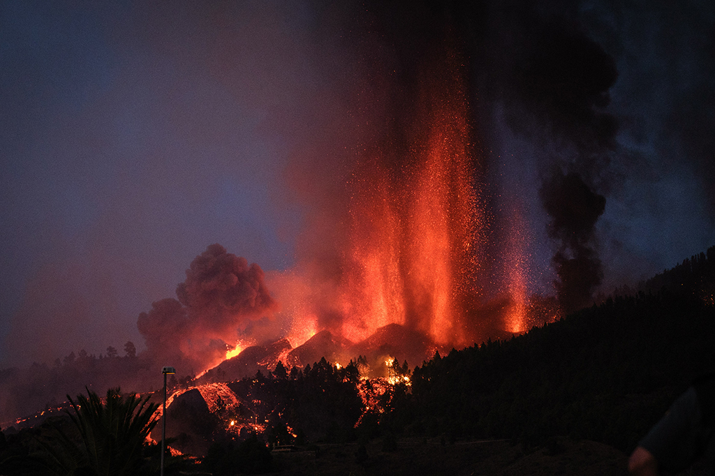 Foto do Monte Cumbre Vieja em erupção em El Paso, expelindo colunas de fumaça, cinzas e lava, vistas de Los Llanos de Aridane, na ilha canária de La Palma, em 19 de setembro de 2021.
