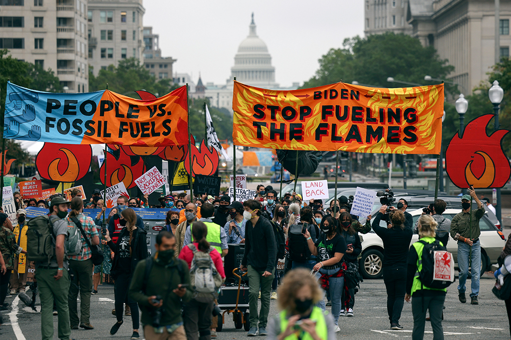 Protesto em frente ao congresso estadunidense contra a queima de combustíveis fósseis.