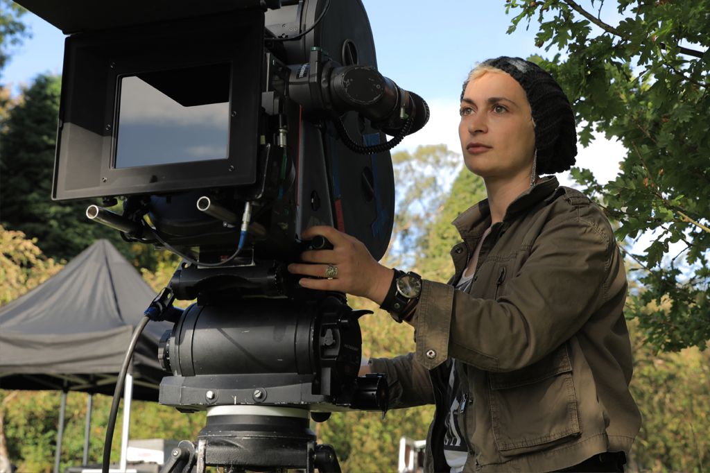 A diretora de fotografia Halyna Hutchins em set de filmagem.