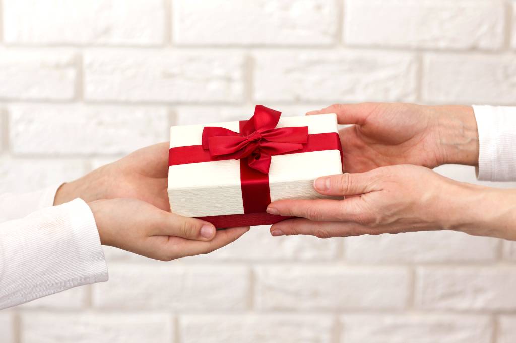 Por que a palavra "presente" significa tanto "agora" como "regalo"?