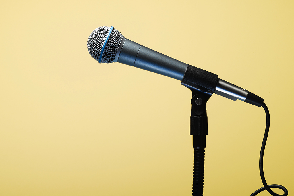 Foto de um microfone em um suporte.
