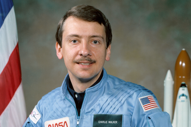 Charles Walke (1984): engenheiro, participou do projeto dos ônibus espaciais. Não era da Nasa: trabalhava na McDonnell Douglas, uma indústria aeroespacial. Pegou carona em sua criação.