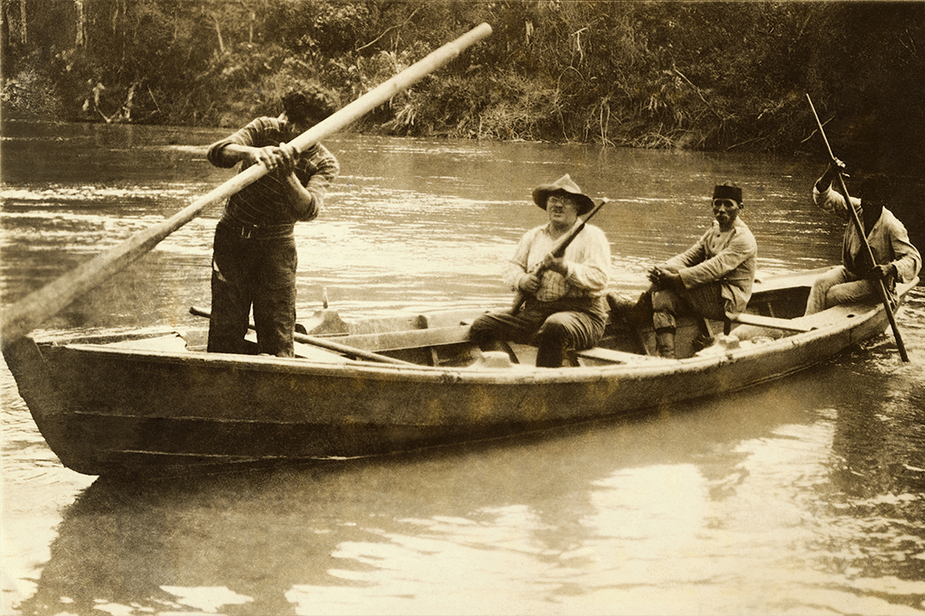 Foto de de Theodore Roosevelt em canoa durante expedição em Rondônia.