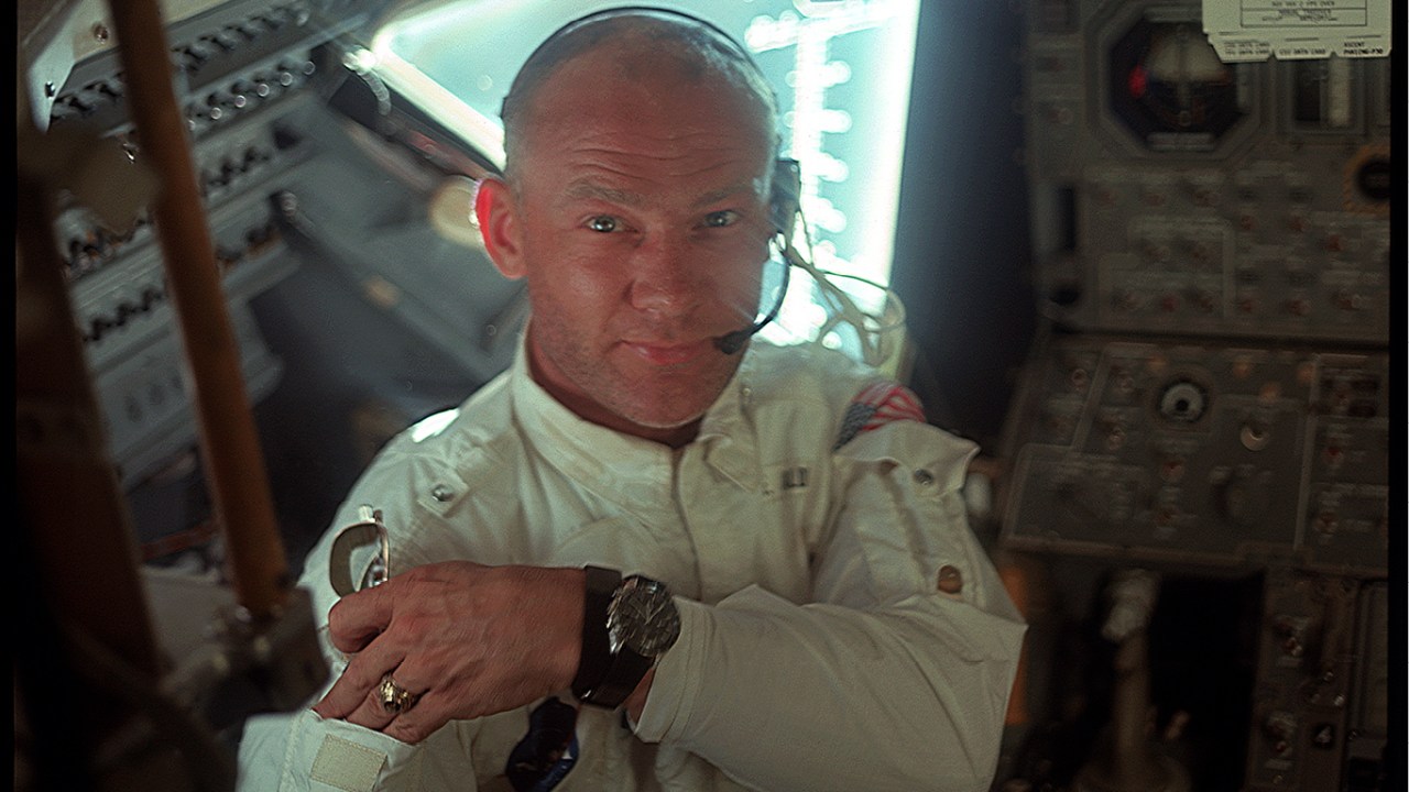Fotografia de Buzz Aldrin a bordo do Módulo Lunar Eagle na superfície lunar logo após a primeira caminhada na lua