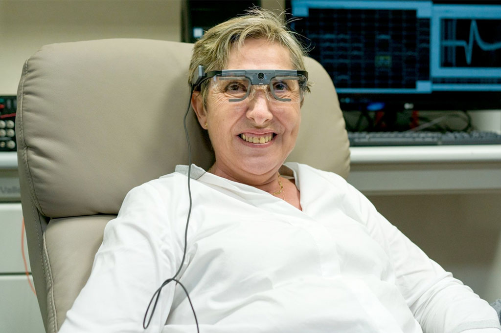 Foto de uma mulher utilizando o implante cerebral.