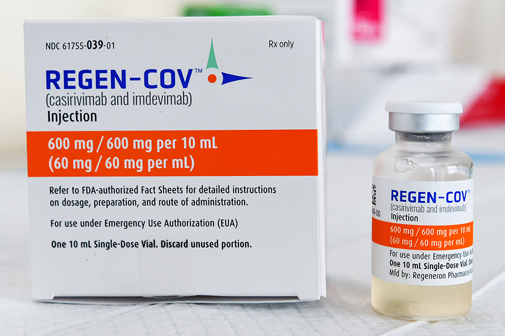 Caixa e frasco do medicamento Regen-Cov.