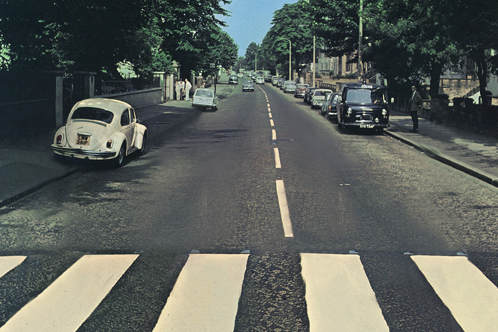 Foto da capa do álbum Abbey Road sem os Beatles na faixa de pedestres.