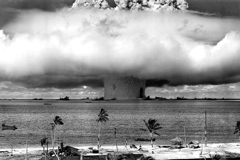 Foto de um teste nuclear em Atol de Bikini.