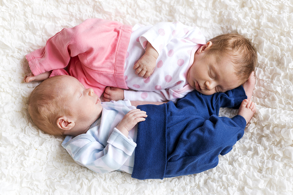 Foto de dois bebês dormindo.
