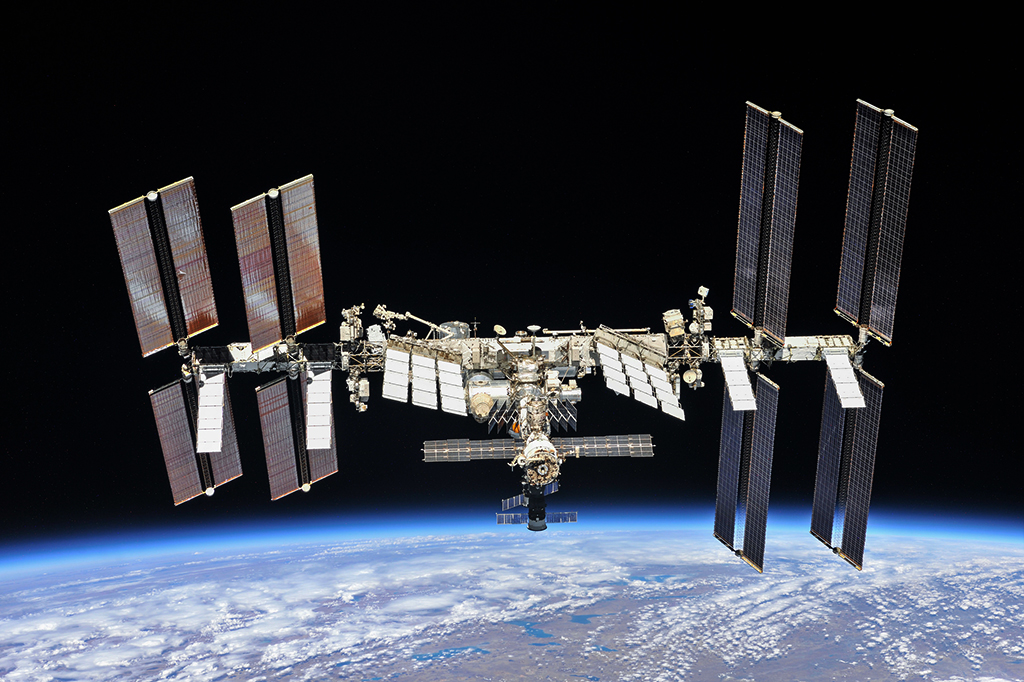 Estação Espacial Internacional orbitando a Terra.