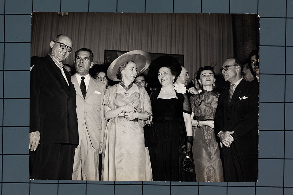 Ciccillo Matarazzo (à esquerda), Yolanda Penteado e Darcy Vargas (ao centro) em recepção no Jockey Clube de São Paulo durante a 1ª Bienal (1951).