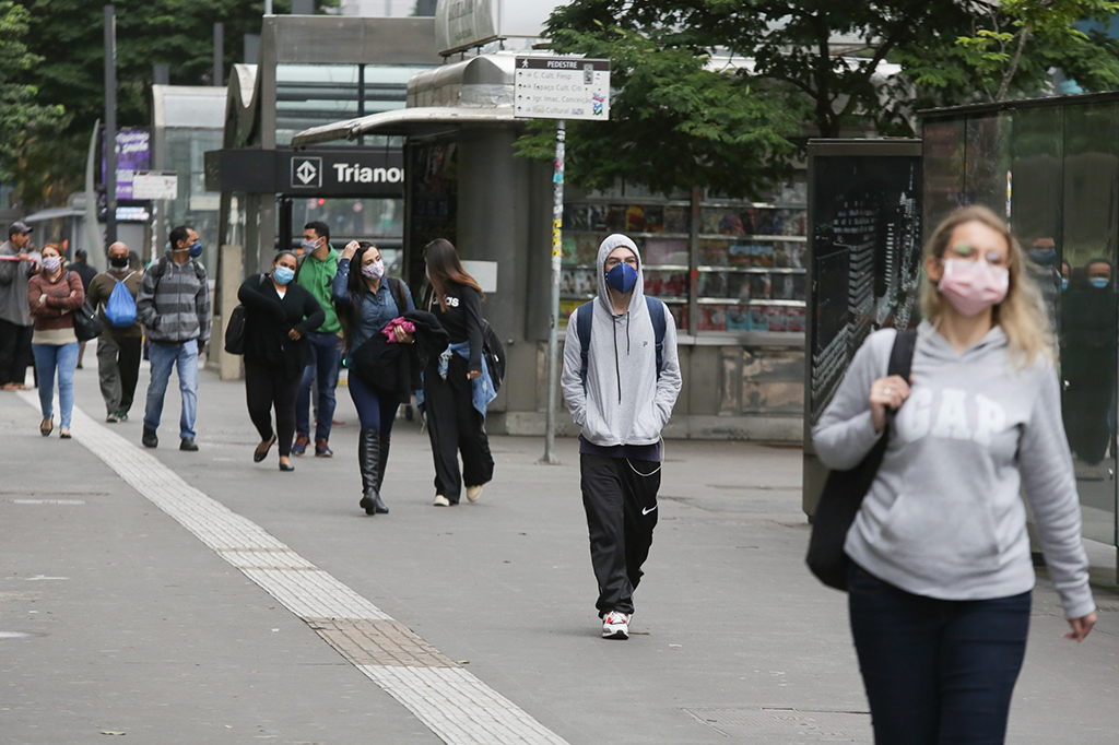 Pessoas andando de máscara na avenida Paulista