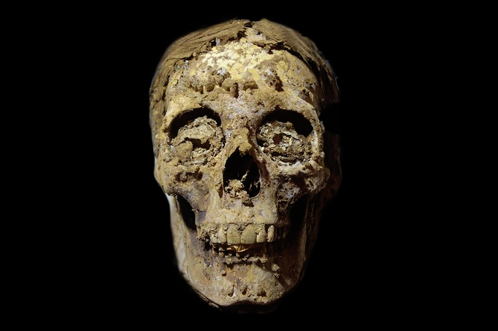 Múmia encontrada com língua de ouro.