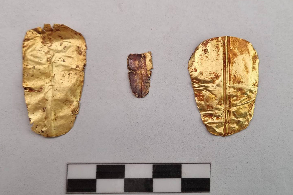 Línguas de ouro encontradas junto as múmias.