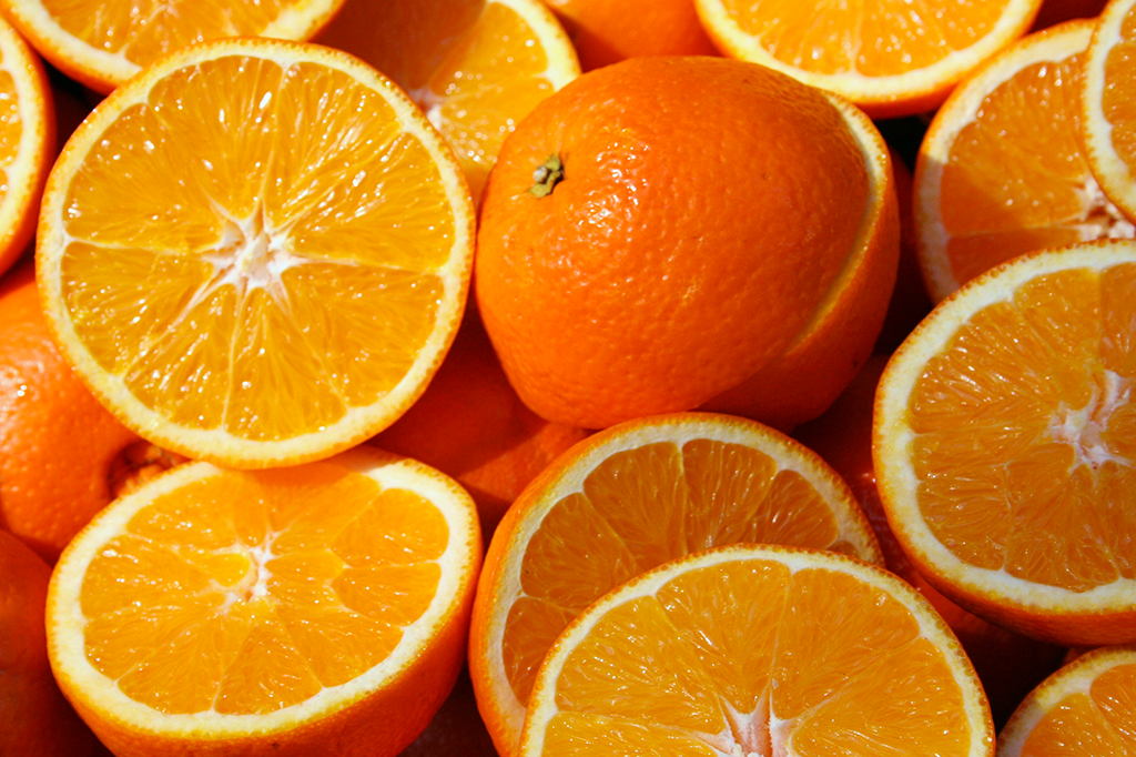 Foto de laranjas cortadas ao meio.