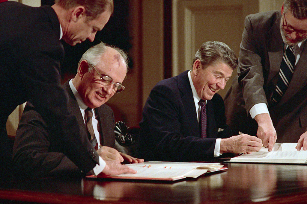 O presidente dos EUA Ronald Reagan e o líder soviético Mikhail Gorbachev assinando papeis
