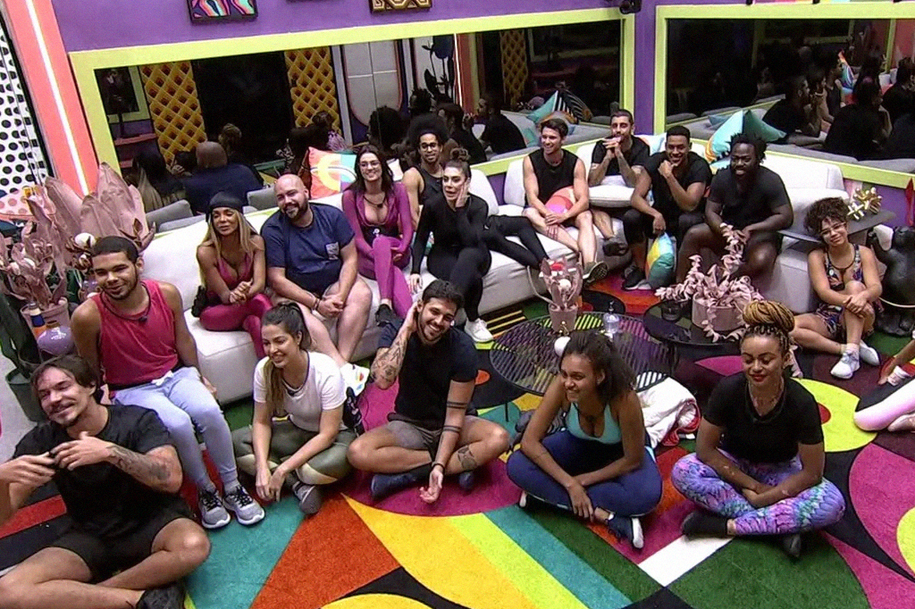 Participantes do BBB 22 reunidos na sala.