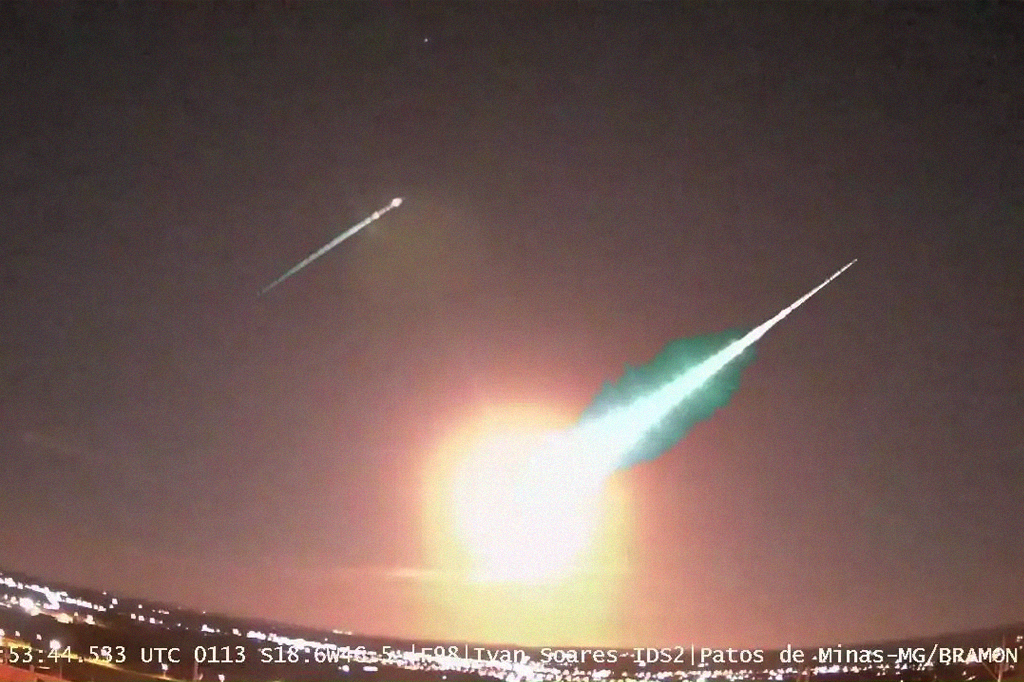 Meteoritos cruzam o céu em Patos de Minas, MG.
