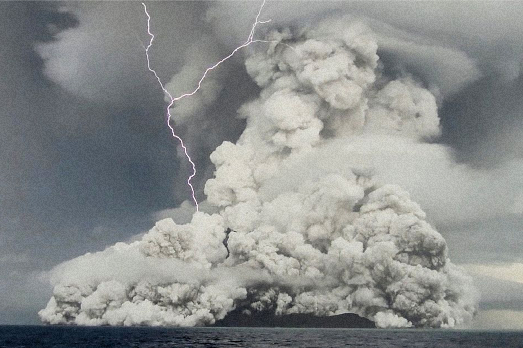 Vulcão submarino de Tonga em erupção.