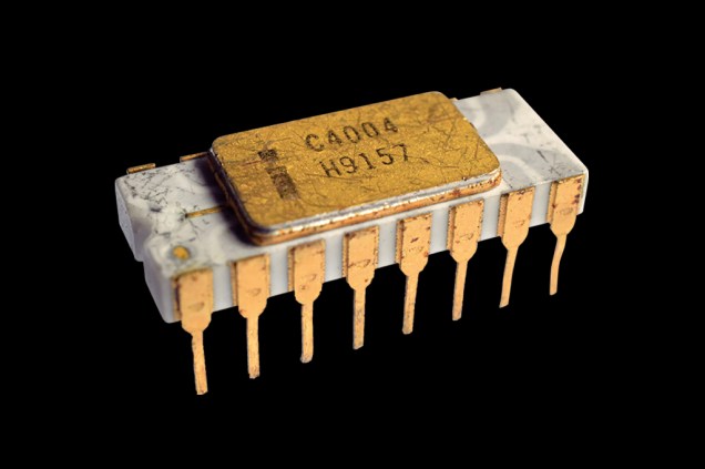 Processador: Intel 4004. Ano: 1971. Tecnologia de produção: 10 micrômetros. Número de circuitos: 2.250. É considerado o primeiro microprocessador: um chip digital programável, ou seja, capaz de executar instruções diversas (não é limitado a determinado tipo de tarefa).