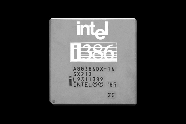 Processador: Intel 80386. Ano: 1985. Tecnologia de produção: 1 micrômetro. Número de circuitos: 275 mil. Primeiro chip capaz de executar o ambiente gráfico Windows (que rodava sobre o sistema operacional MS-DOS e tinha uma interface gráfica com mouse e ícones, como no Mac).