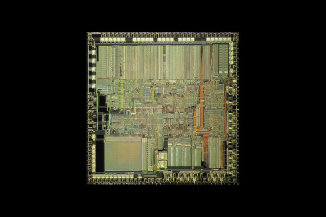 Processador: Intel Pentium. Ano: 1993. Tecnologia de produção: 800 nanômetros. Número de circuitos: 3,1 milhões. A evolução da litografia quebra uma barreira – e rende o primeiro chip com transistores menores do que 1 micrômetro.