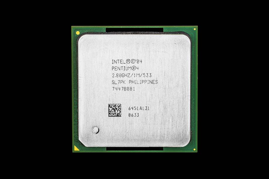 Processador: Intel Pentium 4. Ano: 2004. Tecnologia de produção: 90 nanômetros. Número de circuitos: 125 milhões. A China atualmente está nesse patamar: como os EUA não permitem que ela compre as máquinas de litografia mais avançadas, os chineses são forçados a usar "impressoras de chips" que eles mesmos desenvolveram - e só conseguem fazer CPUs de 90 nanômetros, como o antigo Pentium 4.