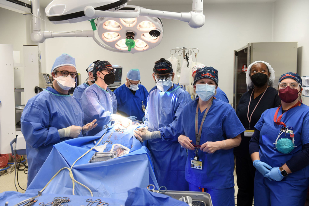 Cirurgiões realizam primeiro transplante de coração de porco para humano, um homem de 57 anos.