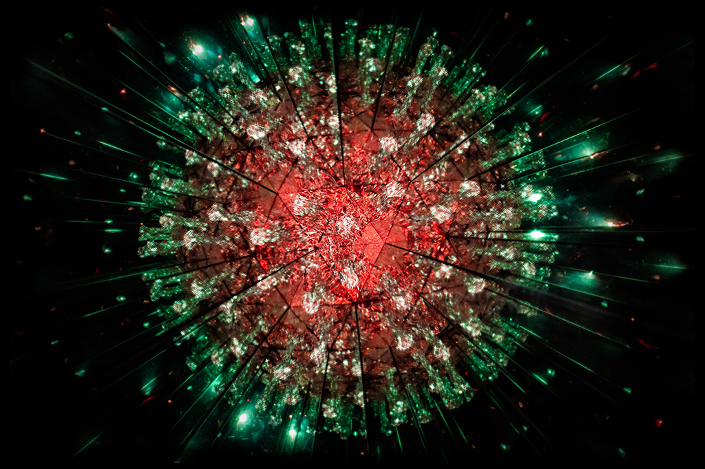 Fotografia de prisma simulando o formato do vírus da Covid.